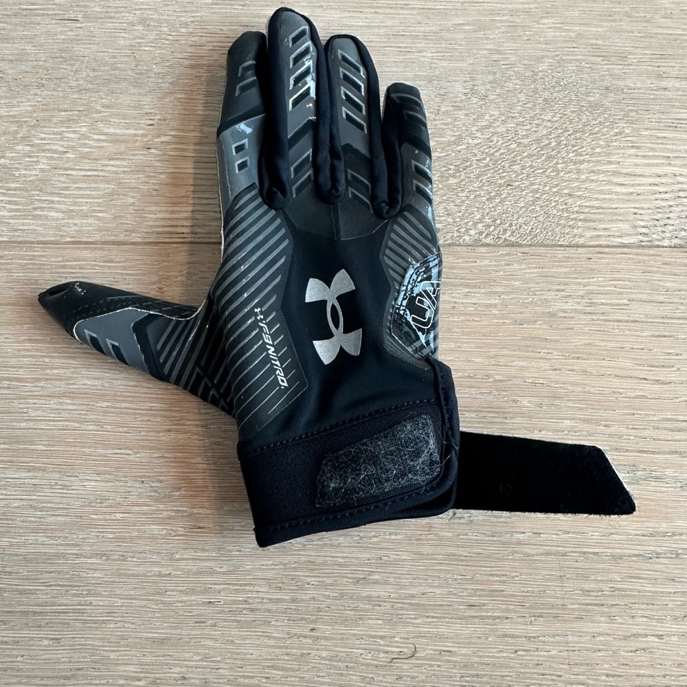 Under Armour Black and Gray Sports Glove